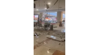Beylikdz'nde AVM'nin yemek katnn asma tavan kt: 1 kii yaraland