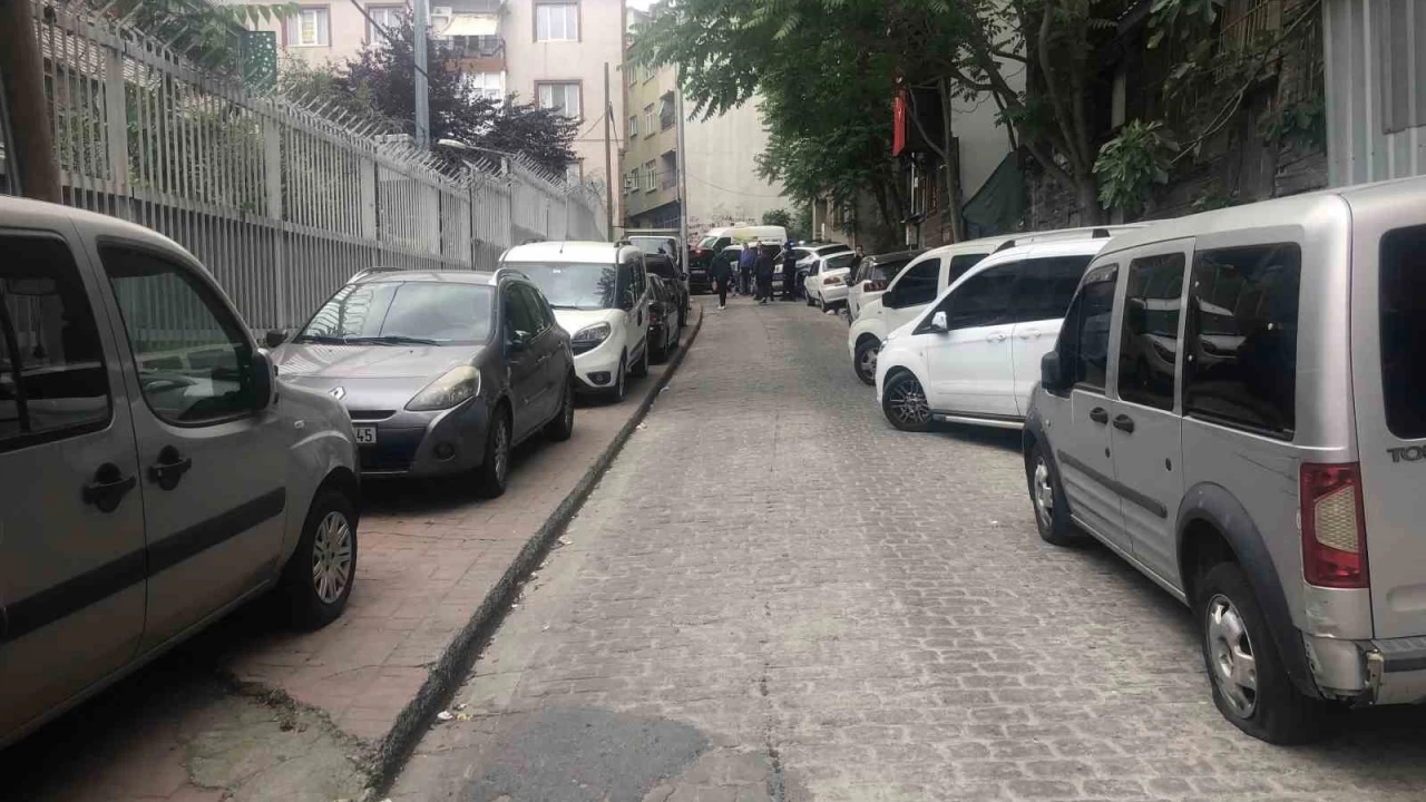 Beyoğlu'nda 11 aracın lastikleri bıçakla kesildi