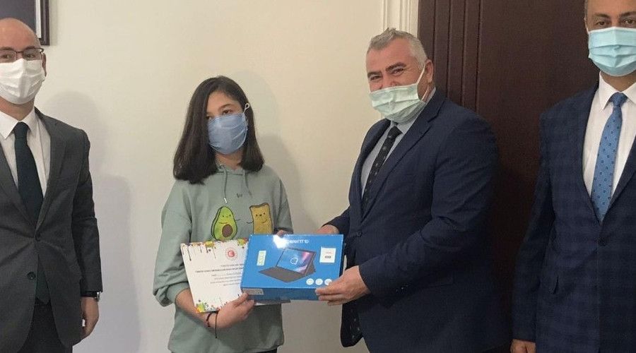 Bilinçli tüketiciyi yaptığı resimle anlatarak birinci oldu