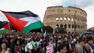  Binlerce gsterici Gazze'deki savan derhal sona ermesi arsnda bulunmak iin Roma'da yrd