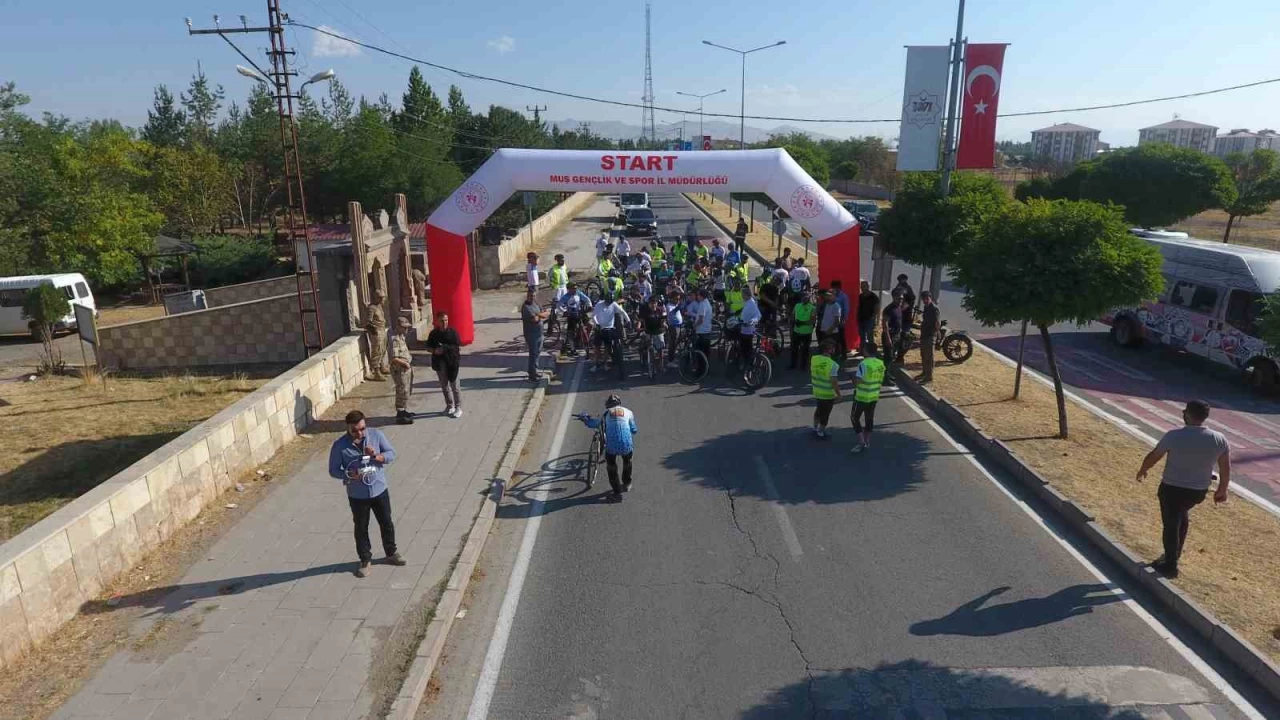 Bisiklet tutkunlar� Malazgirt'ten Ahlat'a tarihi rota i�in yollara d��t�