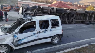 Bitlis'te tır devrildi: 2 yaralı