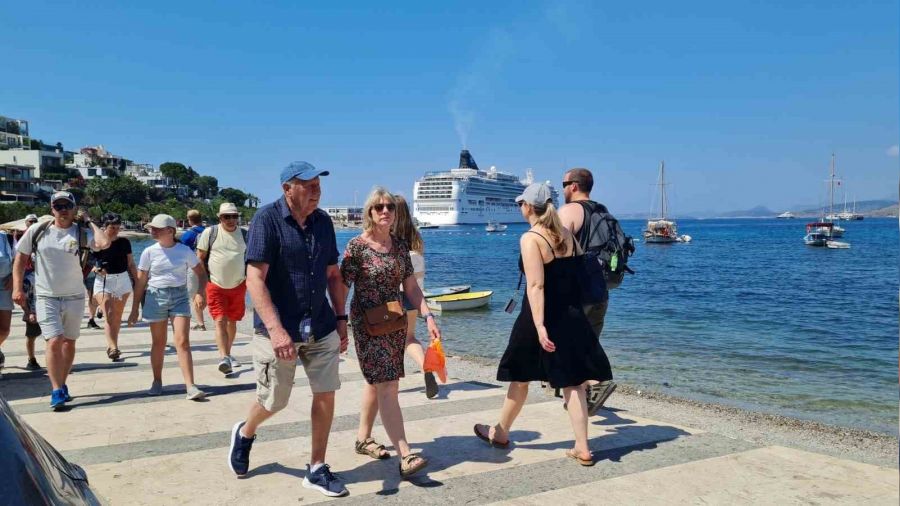 Bodrum'a gelen turistler, turizmcileri sevindirdi