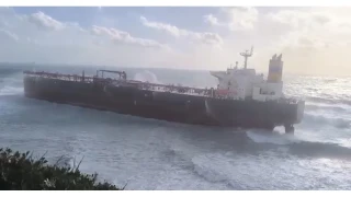 Bozcaada açıklarında boş ham petrol tankeri karaya oturdu