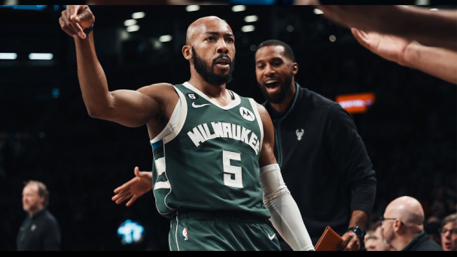 Bucks'�n serisi 15. ma�a ��kt�