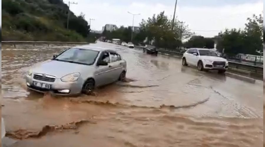 Bursa-İstanbul yolu sular altında kaldı
