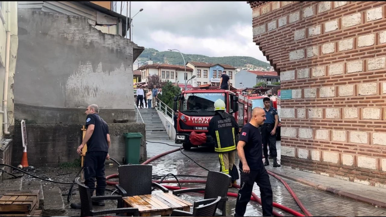 Bursa'da 3 katl� bina alev alev yand�