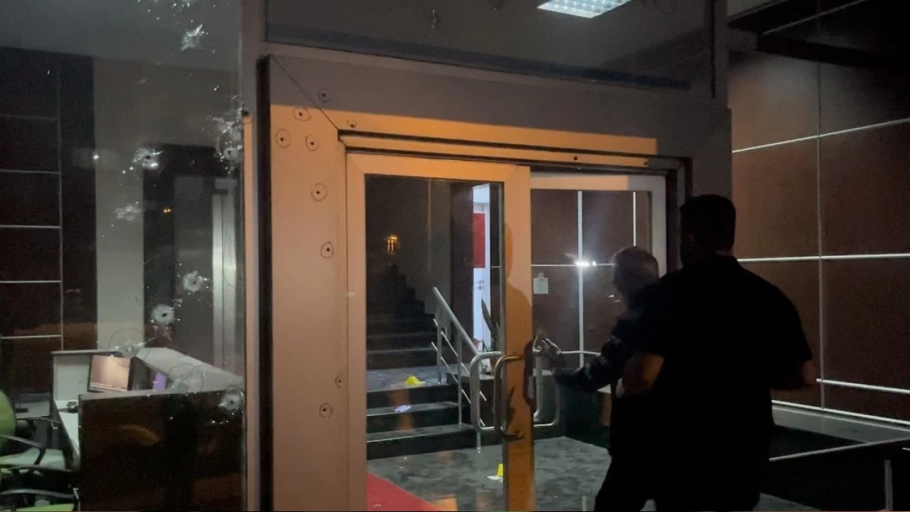 Bursa'da bir holding binasına 43 el ateş açıldı