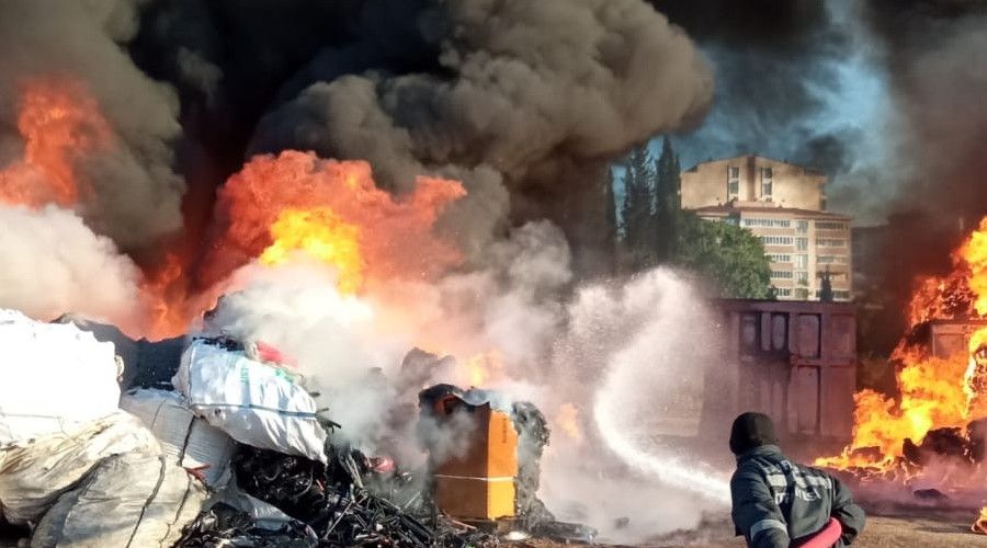 Bursa'da geri d�n���m tesisinde b�y�k yang�n