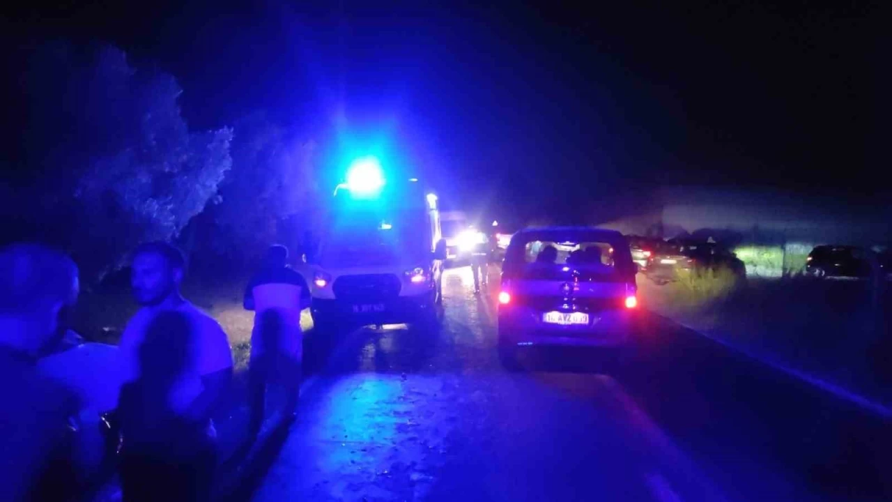 Bursa'da otomobiller kafa kafaya �arp��t�: 3 yaral�