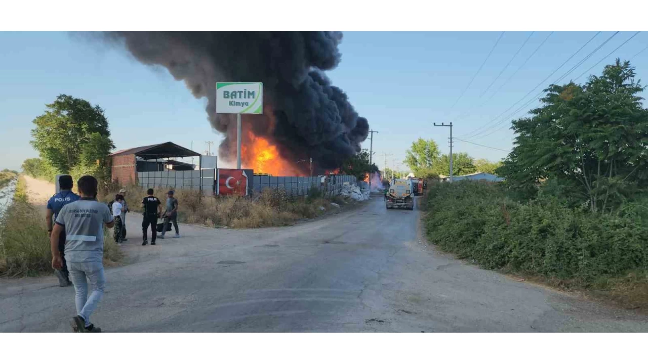 Bursa'da plastik fabrikası alevlere teslim oldu
