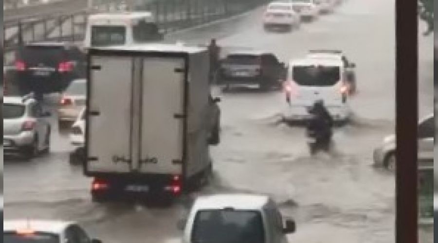 Bursa'da sağanak yağış yolları göle çevirdi