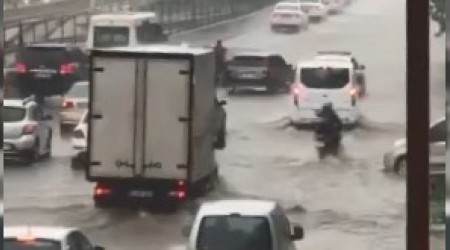 Bursa'da sağanak yağış yolları göle çevirdi