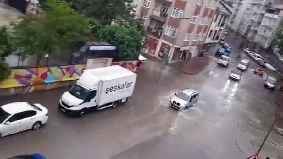Bursa'da şiddetli yağış hayatı felç etti