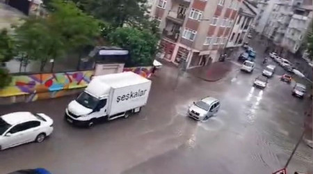 Bursa'da şiddetli yağış hayatı felç etti