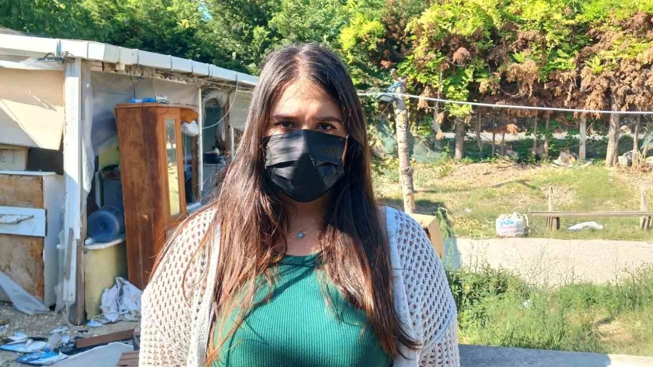 B�y�k�ekmece'de gen� k�z�n di�lerini k�rd�lar