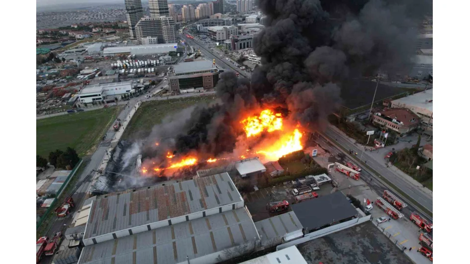 B�y�k�ekmece'de plastik kasa �retimi yapan fabrikada yang�n