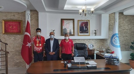 Çaldıran Belediyesi milli sporcusuyla omuz omuza