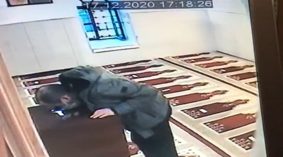 Cami kasasını soydu
