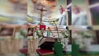 Canlı yayındaki ayin sırasında başına haç düşen rahip öldü