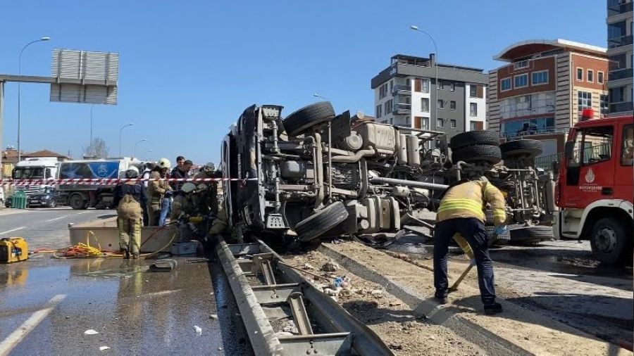 Çekmeköy'de çöp kamyonu devrildi