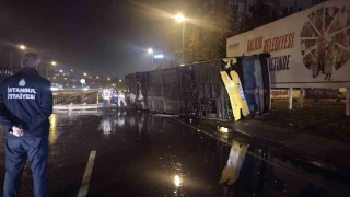 Çekmeköy'de kontrolden çıkan otobüs yan yattı
