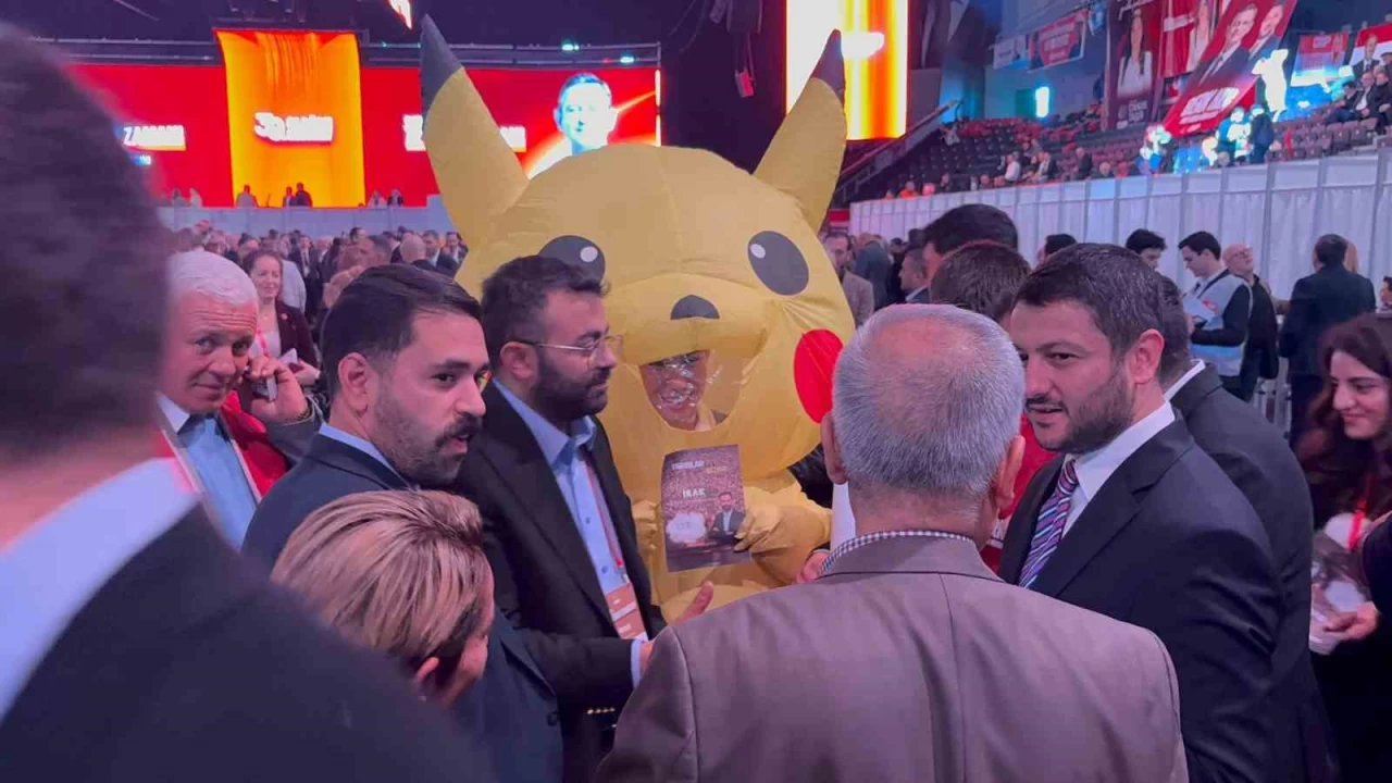 CHP Kurultay'na bir kii Pikachu kostmyle katld