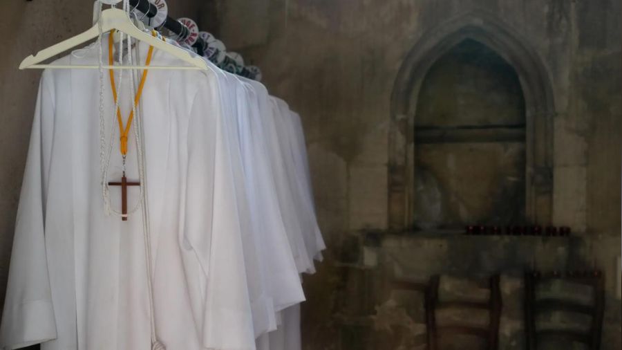 �ocuk istismar� davalar� ba�piskoposlu�u iflas ettirdi