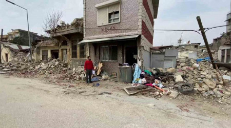 Çocuklarına kıyafet almak için ağır hasarlı evlerine girdi