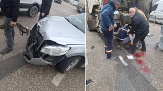 ��p kamyonuyla otomobilin aras�na s�k��an i��i hayat�n� kaybetti