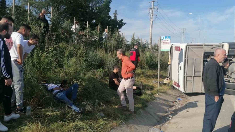 D-100'de i��ileri ta��yan midib�s t�ra �arpt�: 13 yaral�