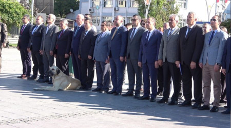 Davetsiz misafir protokolün gölgesinde serinledi