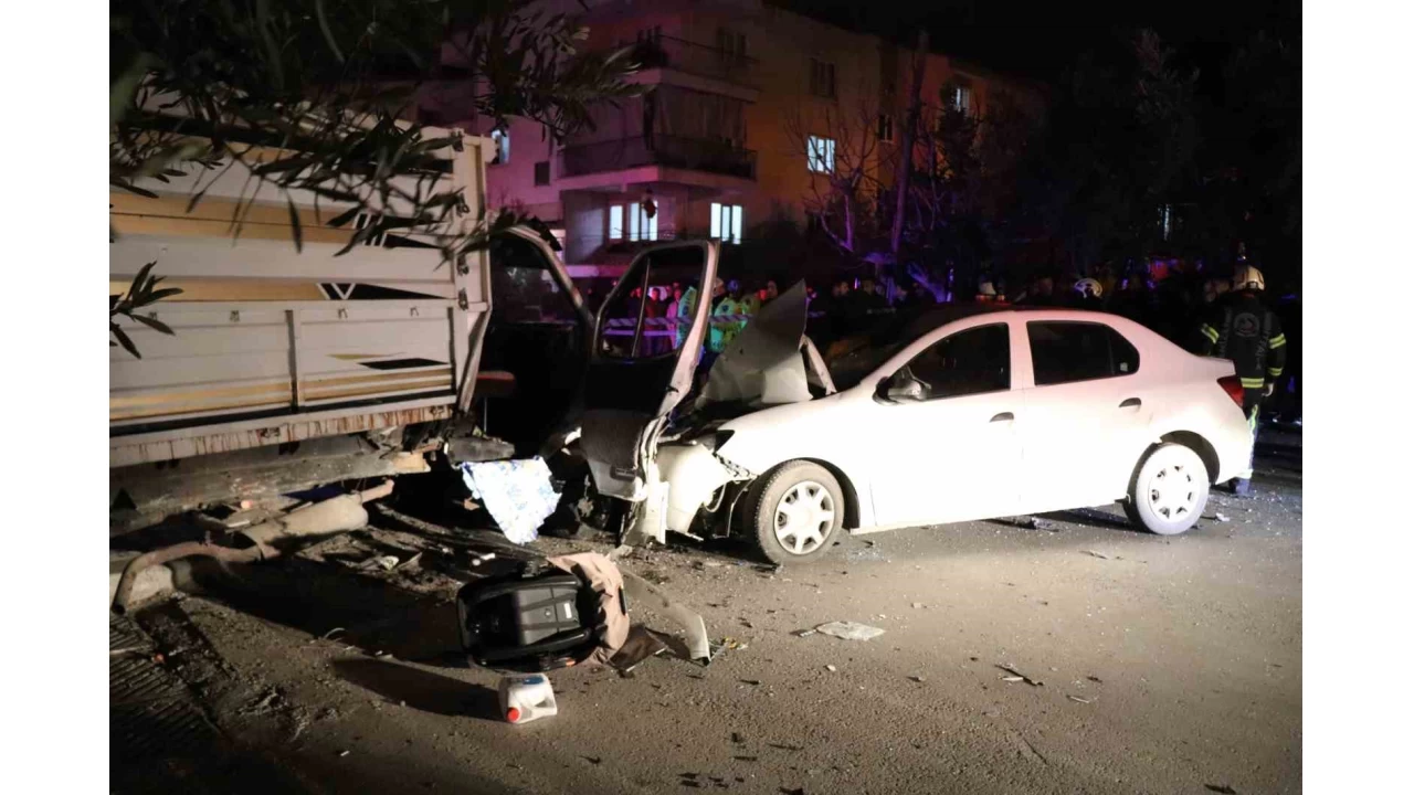 Denizli'de otomobil, kamyonete çarptı: 1 ölü, 4 yaralı