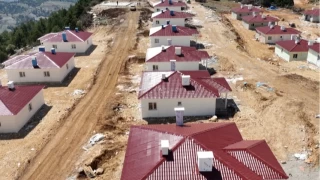 Deprem bölgesinde köy evlerinin yapımı sürüyor