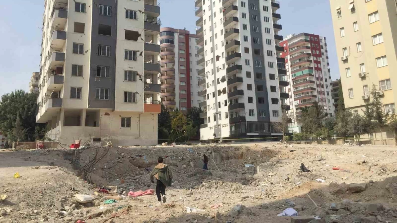 Depremde ölenlerin altınlarını zimmetine geçirmiş