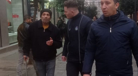 Dilencinin bastonundan kan paralar oke etti