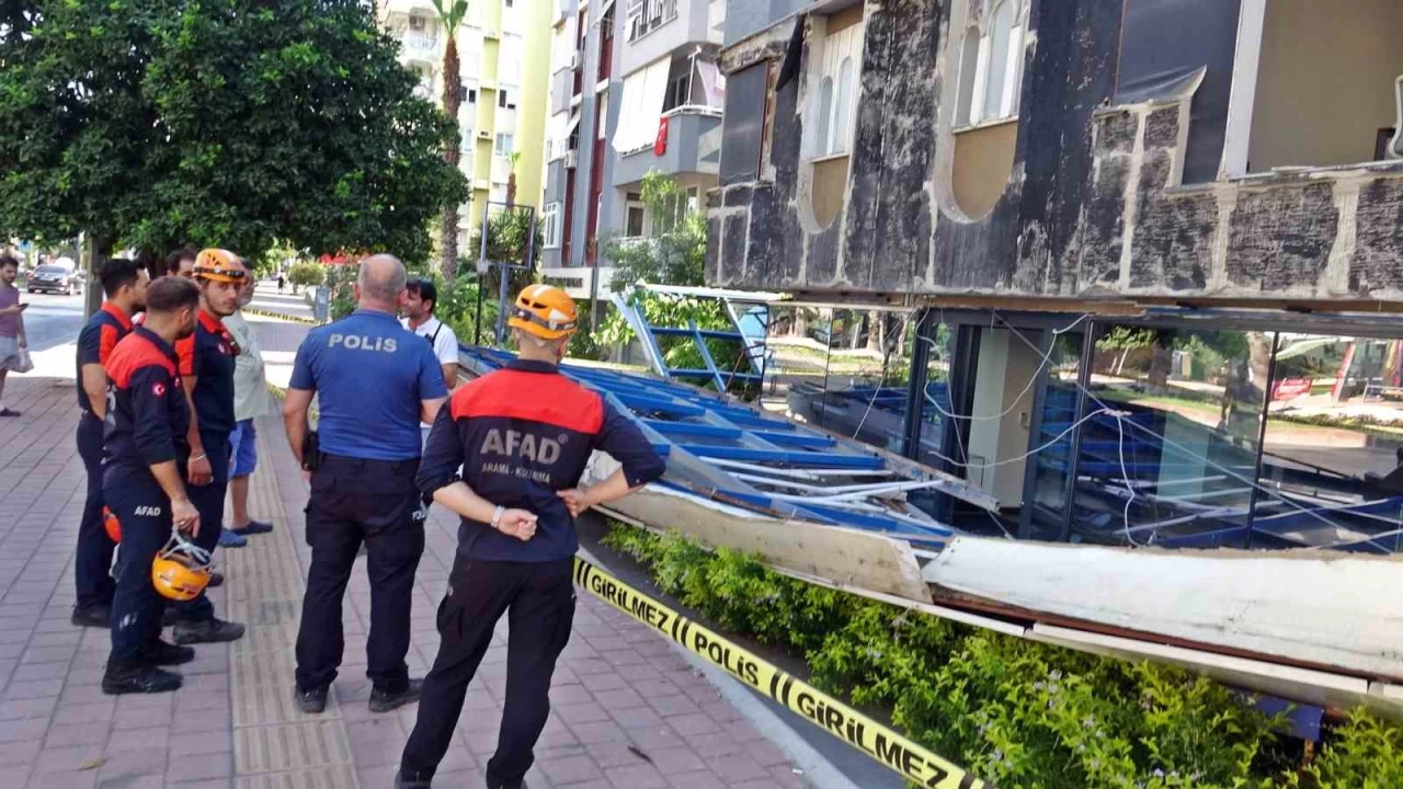 Dış cephe kaplamaları çöktü, ortalık savaş alanına döndü