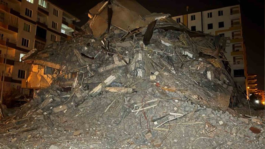 Diyarbakır'da yıkımı yapılan ağır hasarlı binanın bir kısmı kendiliğinden çöktü