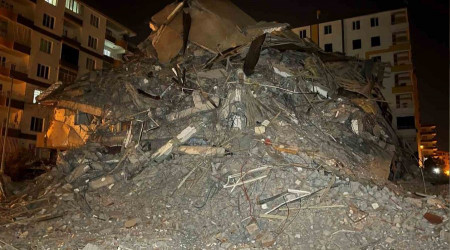 Diyarbakır'da yıkımı yapılan ağır hasarlı binanın bir kısmı kendiliğinden çöktü