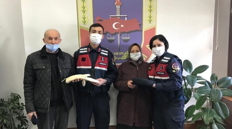 Doğudaki Mehmetçikler için yün çorap ördü