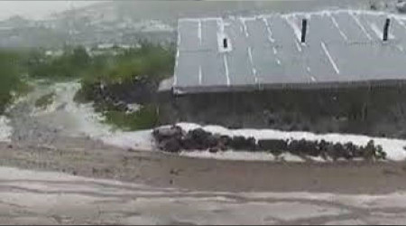 Dolu yağışı sonrası köy beyaza büründü
