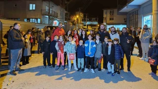 Dnya ampiyonu Zehra'y mahalle sakinleri trenle karlad