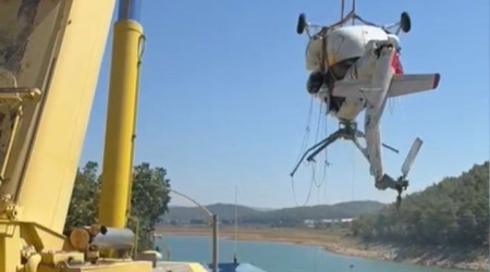 Düşen helikopterin enkazı kıyıya çıkartıldı