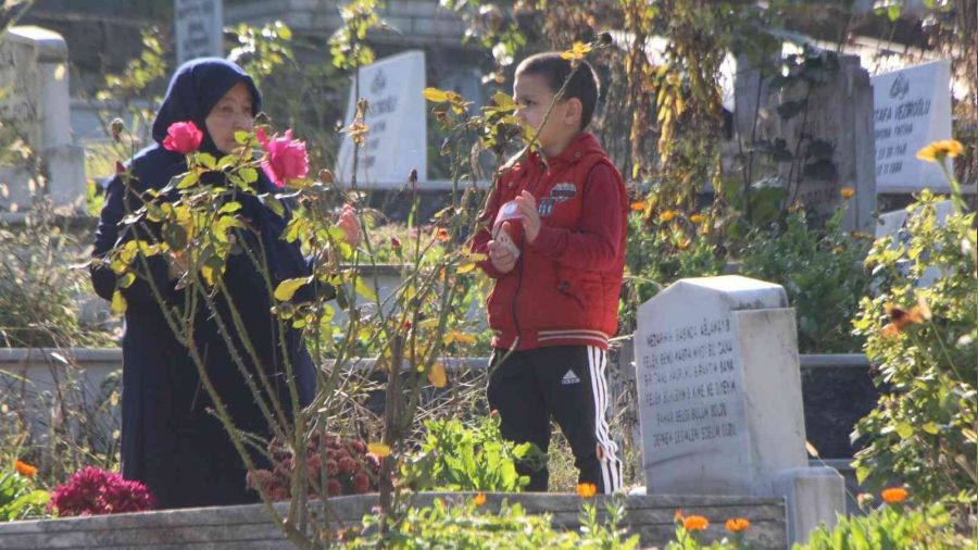 Düzce Depremi yıldönümünde mezarlıklar doldu