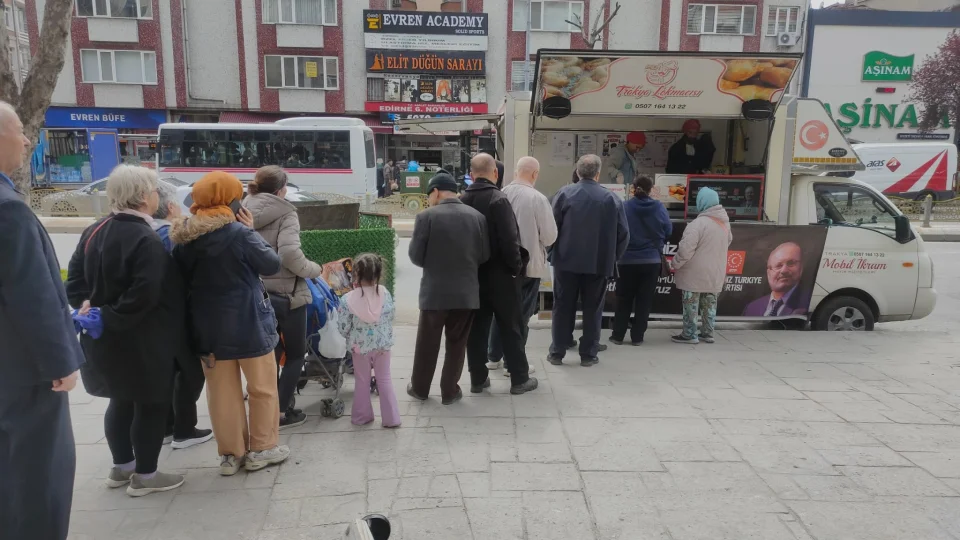 Edirne�de Prof. Dr. Haydar Ba� an�s�na lokma ikram�