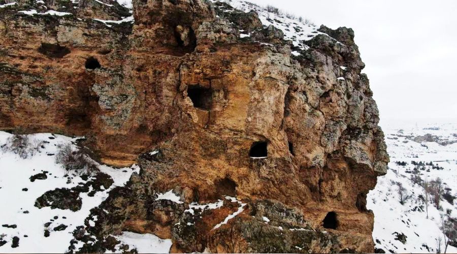 Efsanelere konu olan mağara dikkat çekiyor