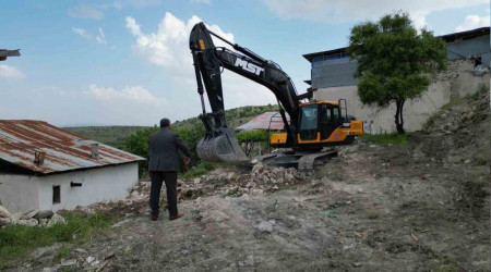 Elazığ'da 3 ay sonra ağır hasarlı yapıların yıkımı başladı