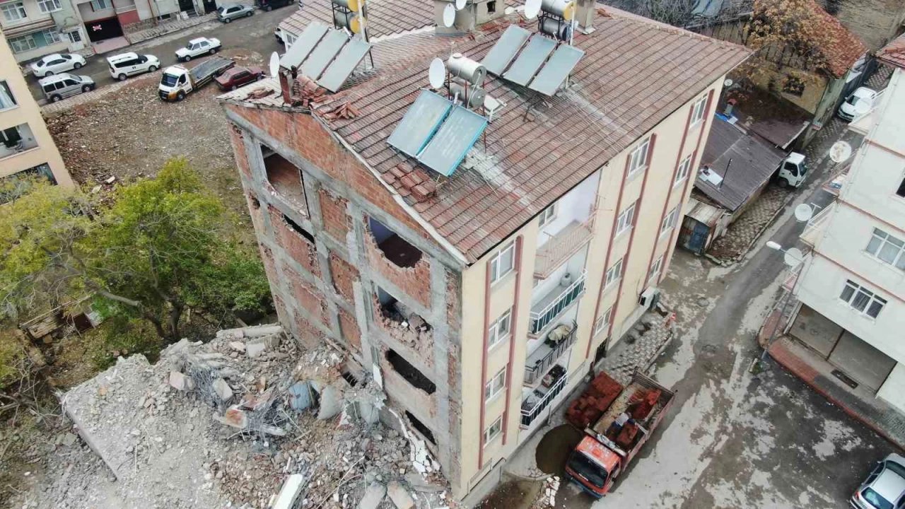 Elaz��'da evleri sa�lam olan vatanda�lar diken �st�nde