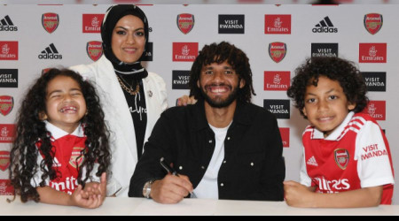 Elneny Arsenal'de kaldı