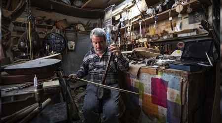 Enstrümanları yaşatan adam